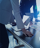 عمال يناقشون البيانات