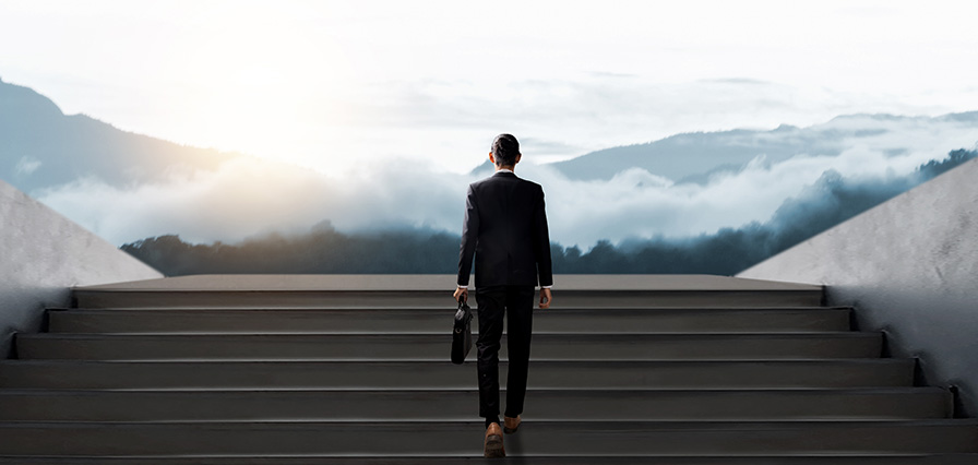 رجل يصعد الدرج ويحمل حقيبة في يده