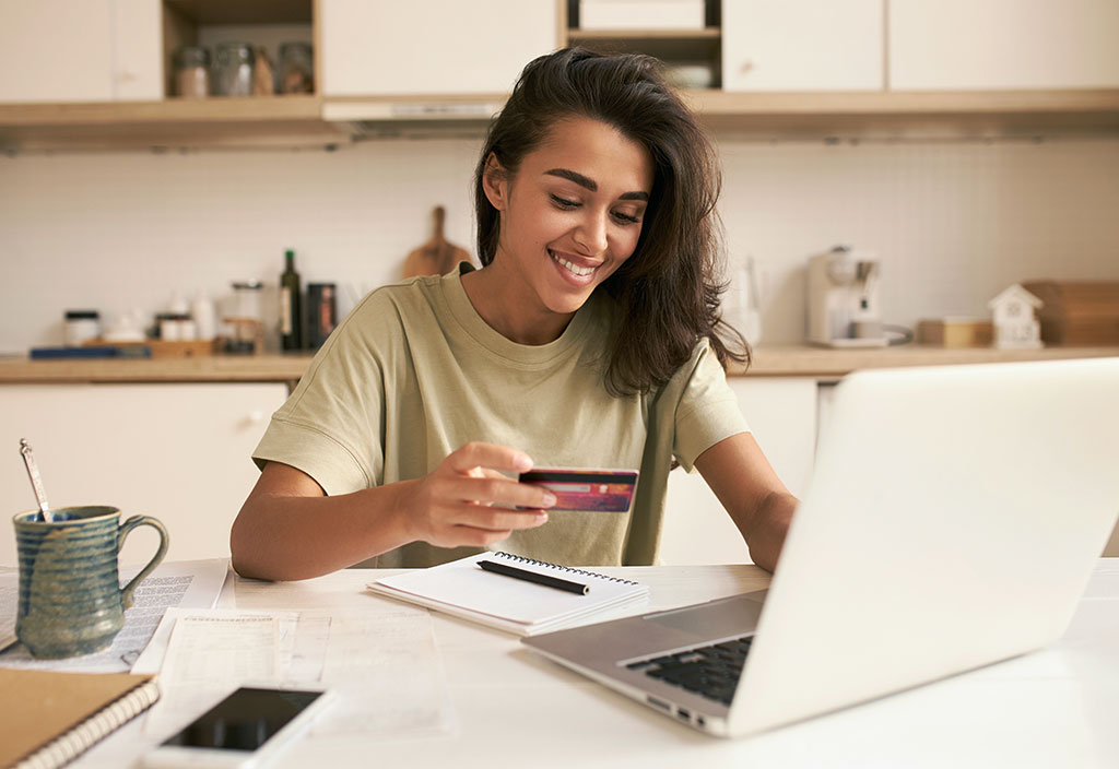 تستخدم عميلة بطاقتها لدفع فواتيرها عبر الإنترنت