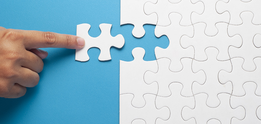 رجل يضع آخر قطعة من اللغز