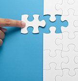 رجل يضع آخر قطعة من اللغز