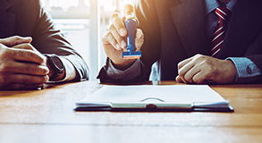 رجال يناقشون العمل