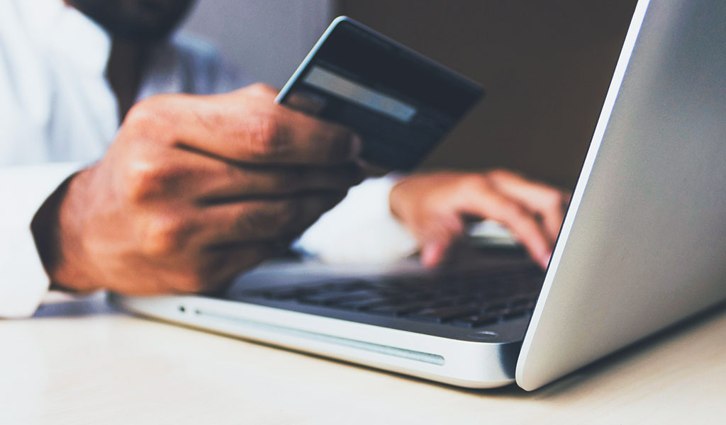 رجل يستفيد من الخدمات المصرفية للشركات عبر الإنترنت