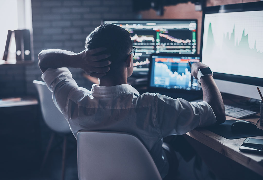 رجل يتابع البيانات