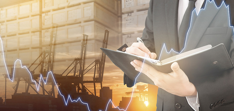 رجل يكتب المعلومات في بيئة العمل