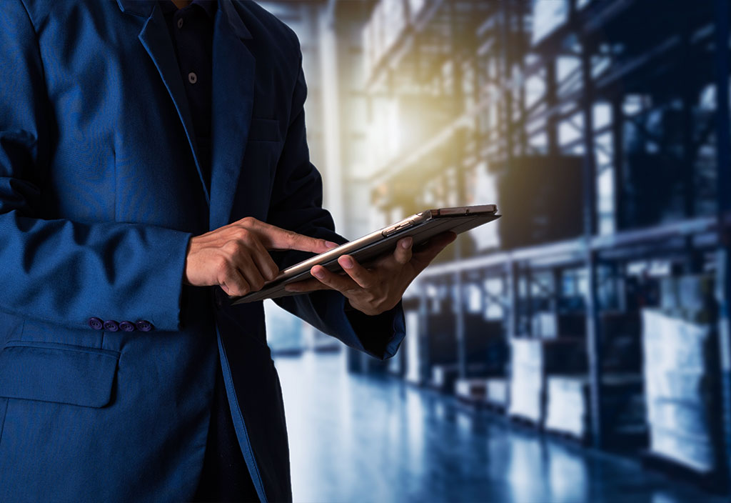 رجل يستخدم الجهاز اللوحي