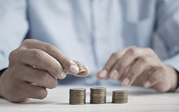 الرجل ينظم ويقسم أمواله