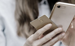 وصول امرأة إلى تفاصيل بطاقتها باستخدام هاتفها