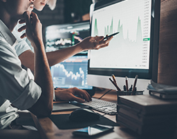 ناس يراقبون ويناقشون البيانات