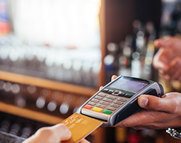 استخدام بطاقات بنك أبوظبي الأول لإجراء المدفوعات