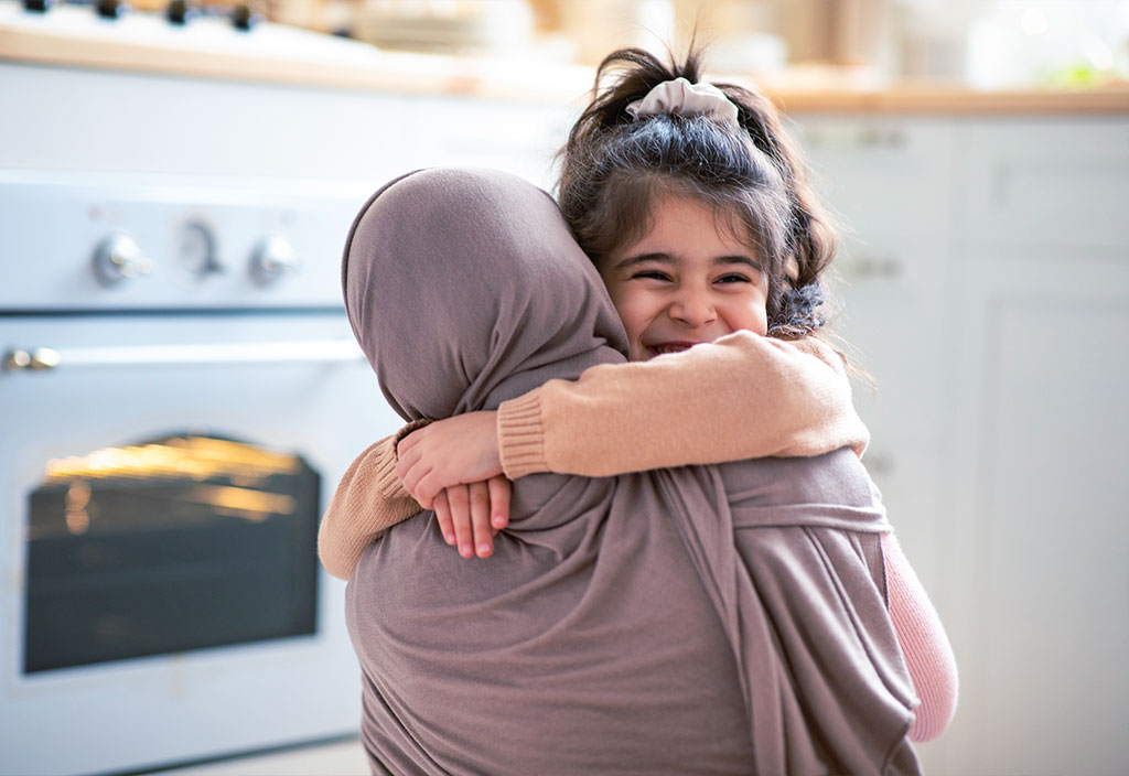 أم تعانق طفلتها