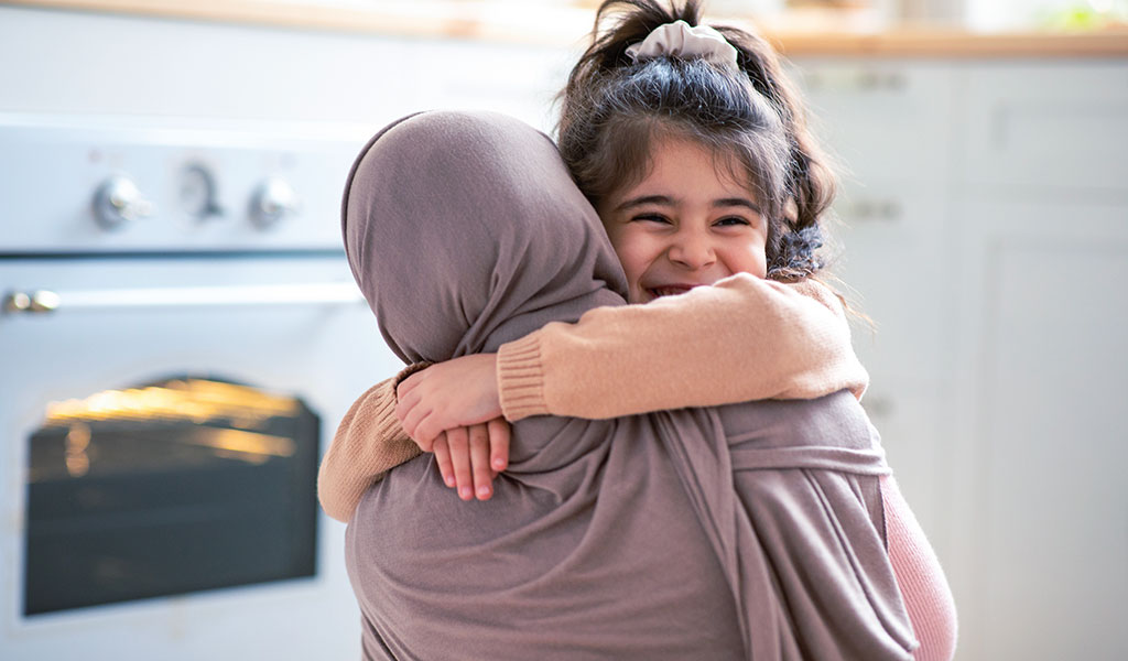 أم تعانق طفلتها