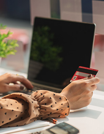 عميلة تستخدم الخدمات المصرفية عبر الإنترنت