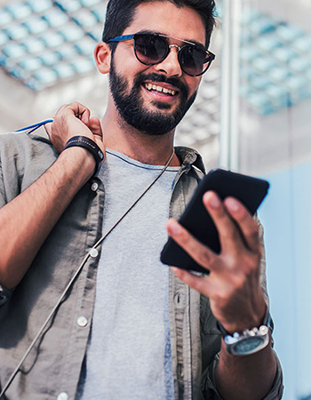 عميل يستخدم الخدمات المصرفية عبر الهاتف المحمول