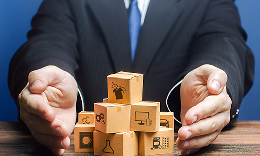 رجل يرتب الصناديق مع اللافتات