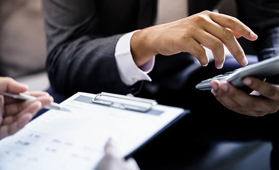 رجلان يناقشان التمويل