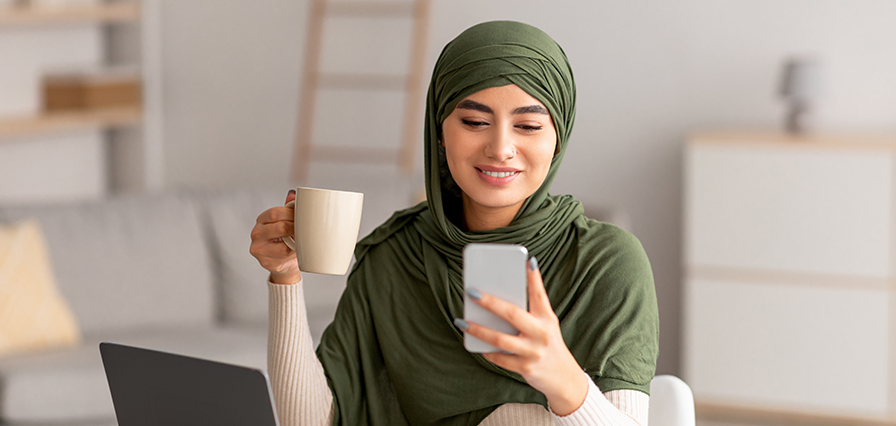 عميلة تستخدم الخدمات المصرفية عبر الإنترنت