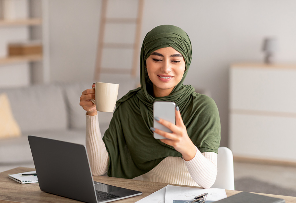 عميلة تستخدم الخدمات المصرفية عبر الإنترنت