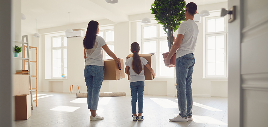 أسرة تنتقل إلى منزلها الجديد