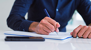 عميل يوقع المستندات