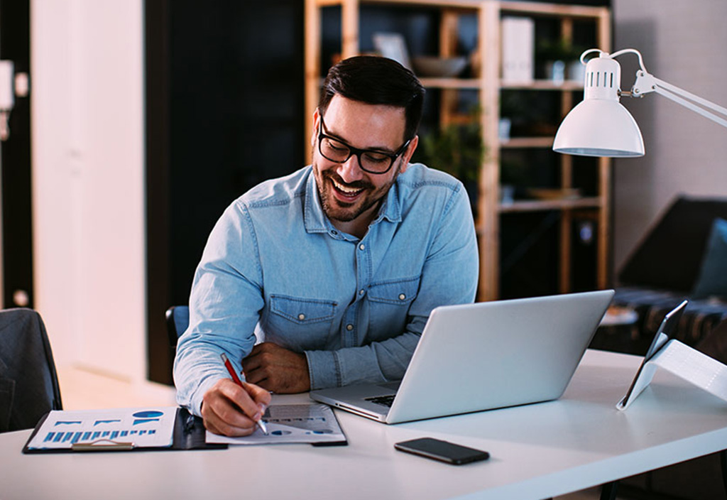 مدير يحسب الرواتب