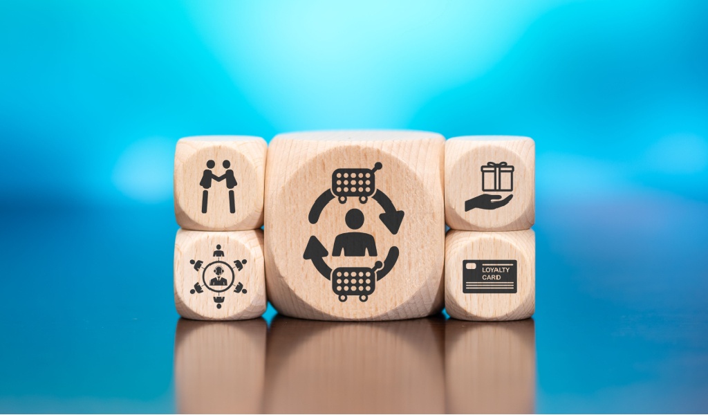 مجموعة من الصناديق بعلامات