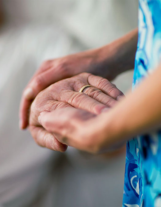 سيدة شابة تمسك بيد عجوز