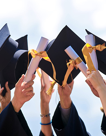 مجموعة من الطلاب المتخرجين