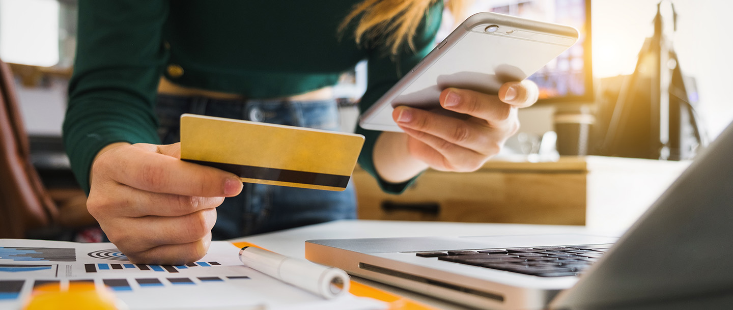 عميلة تستخدم تطبيق الهاتف المحمول الخاص بها لإدخال تفاصيل بطاقتها