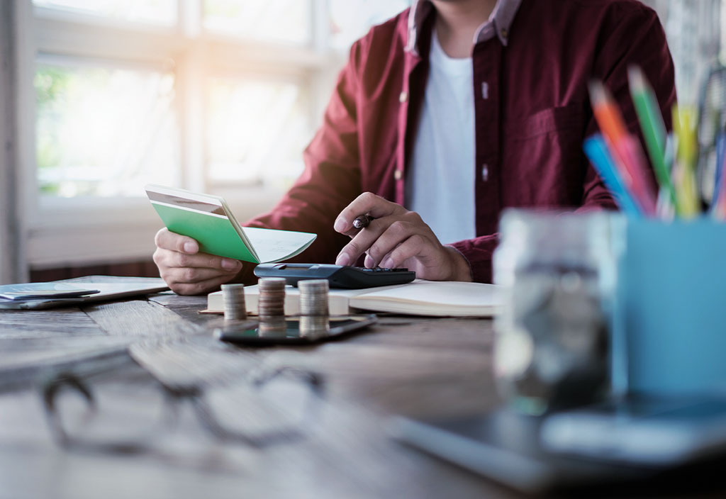 رجل يحسب مدخراته