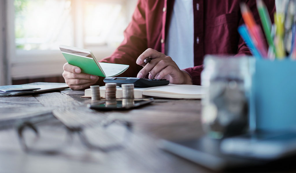 رجل يكتب على الآلة الحاسبة.